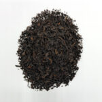 خرید چای خشک ممتاز ایرانی تالی با برگ‌های طبیعی روی سطح سفید